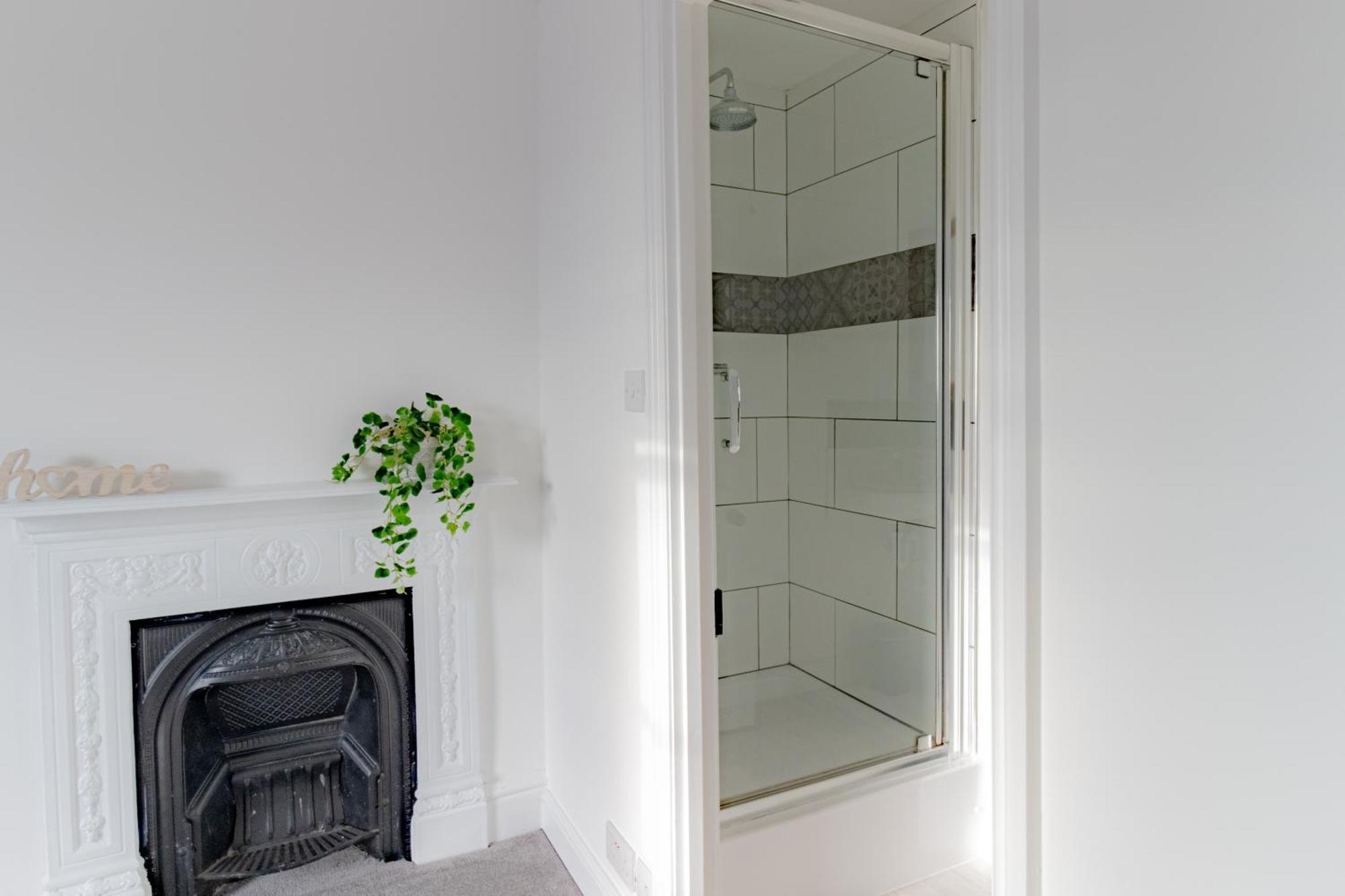 Fabulous, Vibrant, Town House, Central Bath Road كيلتنهام المظهر الخارجي الصورة