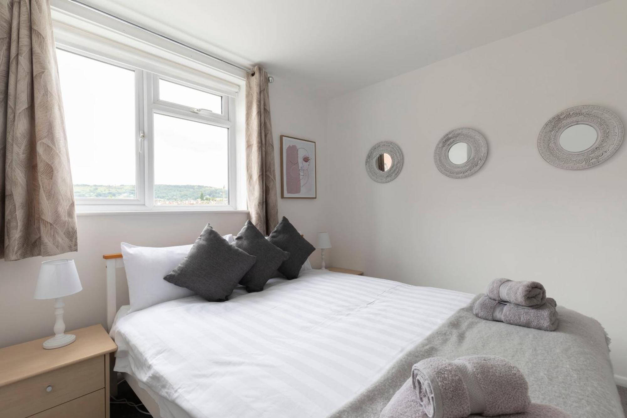 Fabulous, Vibrant, Town House, Central Bath Road كيلتنهام المظهر الخارجي الصورة